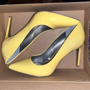 BRAND NEW Yellow Pumps